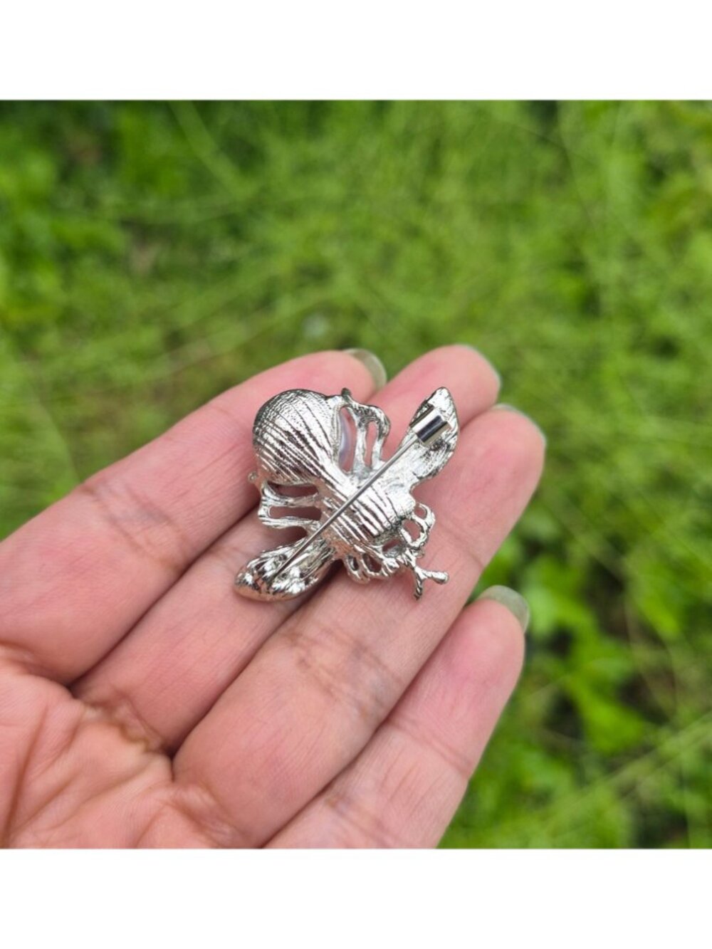 Bee-Shaped Rhinestone & Pearl Brooch - Elegant Silver-Tone Jewelry Animal Access - Picture 4 of 6